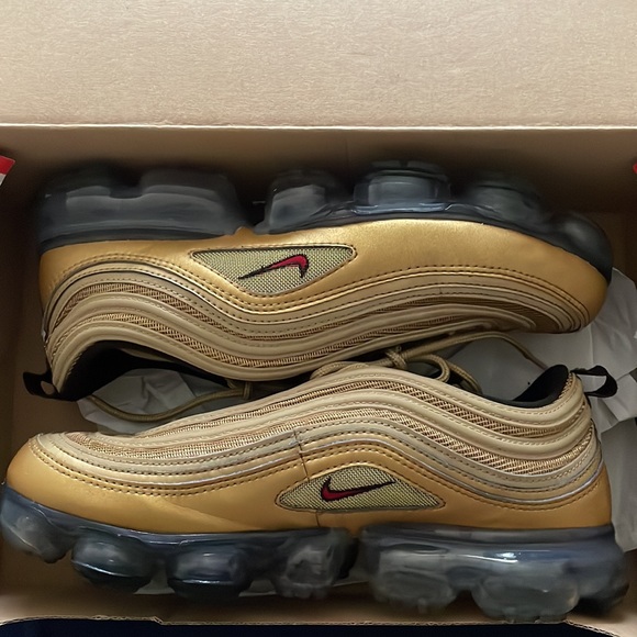 Air vapormax 97 metallic gold size 8(M). - Picture 3 of 7
